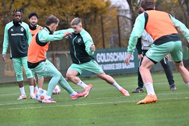 GER, 1 FBL, Werder Bremen Training 04 11 2025, Trainingsgelaende am WESERSTADION Platz 4 5, Bremen, GER, 1 FBL, Werder Bremen Training Romano Schmid Werder Bremen 20 Single action, Whole body Whole body ball on foot, Senne Lynen Werder Bremen 14 nordphotoxGmbHxx xKokenge nph00001
