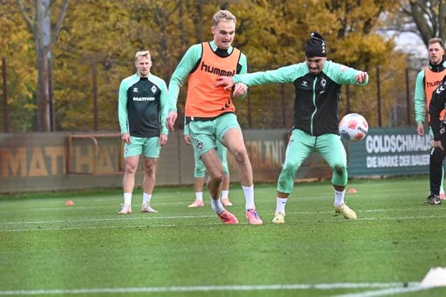GER, 1 FBL, Werder Bremen Training 04 11 2025, Trainingsgelaende am WESERSTADION Platz 4 5, Bremen, GER, 1 FBL, Werder Bremen Training Amos Pieper Werder Bremen 05 Puertas Cameron Werder Bremen 18 nordphotoxGmbHxx xKokenge nph00001
