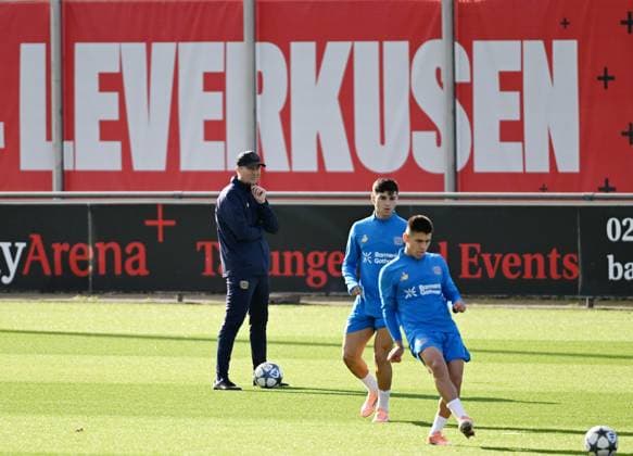 04 11 2025, xophax, Fußball , Champions League , Bayer 04 Leverkusen Training before the Lisbon match Coach Kasper Hjulmand at the final training Bayer 04 DFL DFB REGULATIONS PROHIBIT ANY USE OF PHOTOGRAPHS as IMAGE SEQUENCES and or QUASI VIDEO Leverkusen