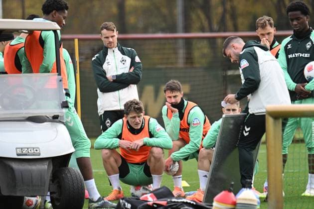 GER, 1 FBL, Werder Bremen Training 04 11 2025, Trainingsgelaende am WESERSTADION Platz 4 5, Bremen, GER, 1 FBL, Werder Bremen Training RAPHAEL DUARTE Co Trainer Werder Bremen at the tactics board Jens Stage Werder Bremen 06 Marco Friedl Werder Bremen 32 Captain Romano Schmid Werder Bremen 20 nordphotoxGmbHxx xKokenge nph00001
