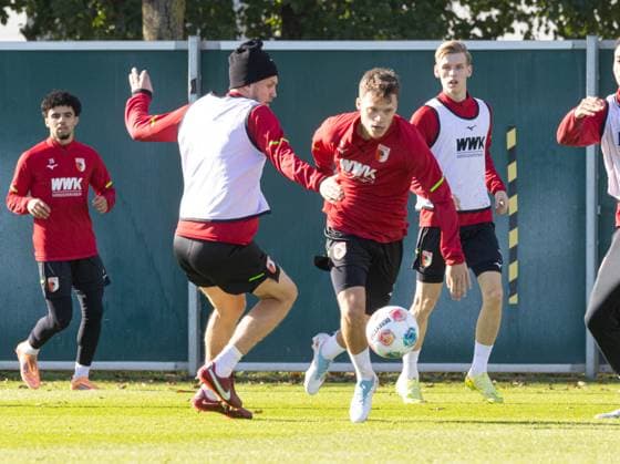 Jeffrey Gouweleeuw FC Augsburg 6, left is back on the training pitch after injury, in a duel against Robin Fellhauer FC Augsburg 19 FC Augsburg, training,