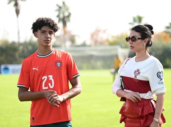 Portugal v England - Football Federation Cup ANTALYA, TURKIYE - NOVEMBER 4: Ronaldo s son Cristiano Dos Santos (23) talks with Cristiano Ronaldo s fiance Georgina Rodriguez after the U-16 preparatory tournament match between Portugal and England national football teams in Antalya, Turkiye on November 4, 2025. Orhan Cicek Anadolu Antalya Turkey. Editorial use only. Please get in touch for any other usage.  Copyright: x2025xAnadoluxOrhanxCicekx