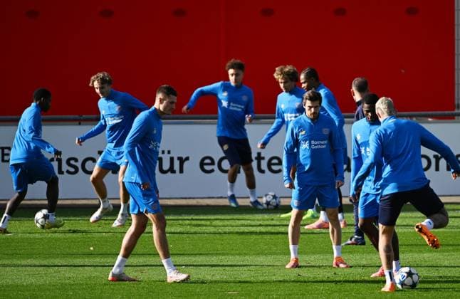 04 11 2025, xophax, Football , Champions League , Bayer 04 Leverkusen Training before the Lisbon match DFL DFB REGULATIONS PROHIBIT ANY USE OF PHOTOGRAPHS as IMAGE SEQUENCES and or QUASI VIDEO Leverkusen
