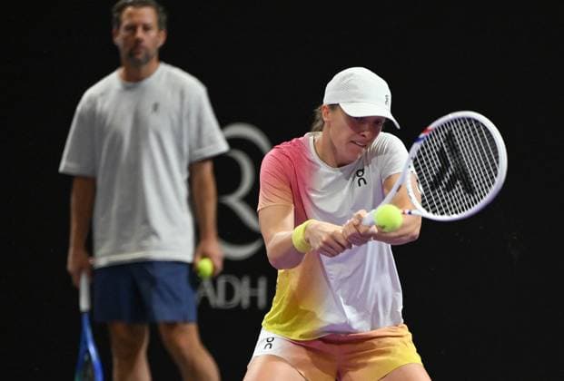 WTA, Tennis Damen Finals 2025 - Day Four RIYADH, SAUDI ARABIA NOVEMBER 4, 2025: Iga Swiatek of Poland during a trainning under the watch of coach Wim Fissette and sports psychologist Daria Abramowicz, on Day Four of the 2025 WTA Finals at King Saud University Indoor Arena in Riyadh, Saudi Arabia, on November 4, 2025. Riyadh Saudi Arabia  Copyright: xArturxWidakx originalFilename:widak-wtafinal251104_npyq9.jpg