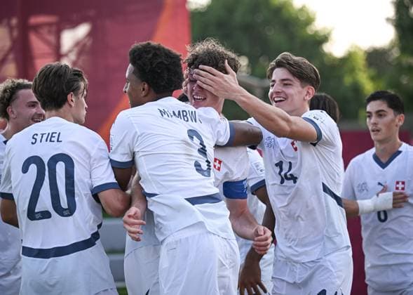 Football, Junior U 17 World Cup 2025 Doha Qatar Preliminary round 03 11 2025 Group F Ivory Coast Switzerland TEAM CELEBRATION Switzerland Jill Stiel, Olivier Mambwa, goal scorer to 0 1 Gil Zufferey and Erblin Sadikaj from left