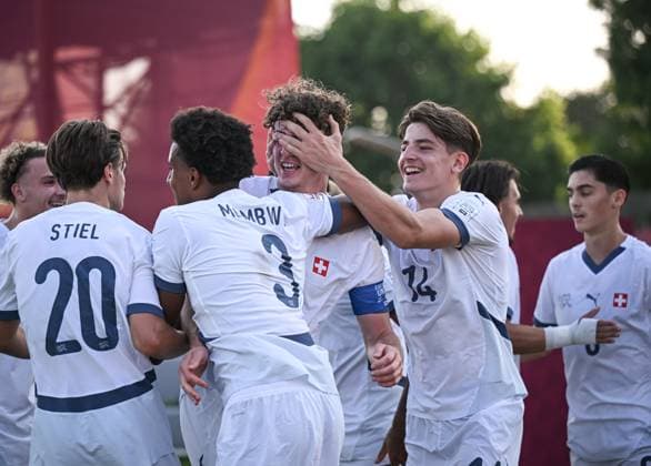 Football, Junior U 17 World Cup 2025 Doha Qatar Preliminary round 03 11 2025 Group F Ivory Coast Switzerland TEAM CELEBRATION Switzerland Jill Stiel, Olivier Mambwa, goal scorer to 0 1 Gil Zufferey and Erblin Sadikaj from left