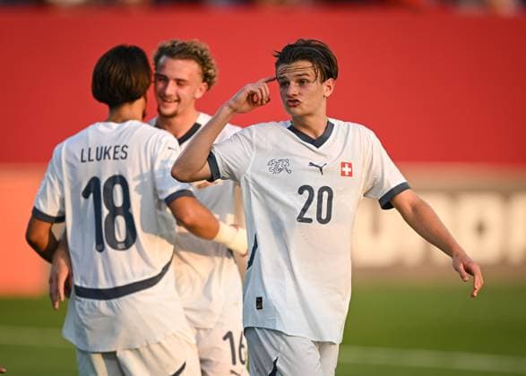Football, Junior U 17 World Cup 2025 Doha Qatar Preliminary round 03 11 2025 Group F Ivory Coast Switzerland JUBEL Switzerland Jill Stiel left and goalkeeper Adrien Llukes back left with Marco Correia center back