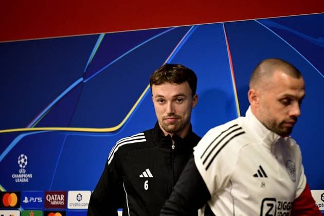 AMSTERDAM - Youri Regeer and Ajax coach Johnny Heitinga during the press conference, PK, Pressekonferenz before the Champions League match against Galatasaray at the De Toekomst sports complex on November 4, 2025, in Amsterdam, Netherlands. ANP OLAF KRAAK UEFA Champions League 2025-2026 xVIxANPxSportx xxANPxIVx 541204234 originalFilename: 541204234.jpg