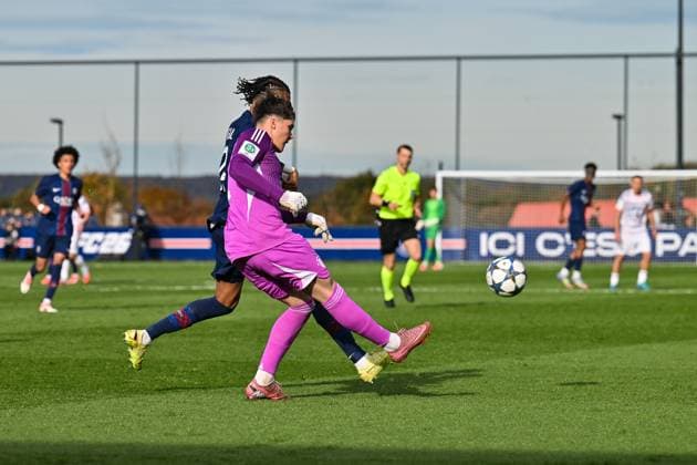 Uefa Youth League Paris Saint Germain U19 FC Bayern Munich U19 04 11 2025 PARIS, FRANCE 4 NOVEMBER in the duel Mathis JANGEAL PSG U19 24 and Leon KLANAC FC Bayern Munich U19 1 during the league match between Paris Saint Germain U19 and FC Bayern Munich U19 on matchday 4 of the UEFA Youth League at PSG Campus on 04 11 2025 Copyright: xBEAUTIFULxSPORTS Goldbergx