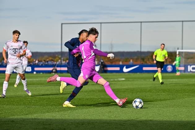 Uefa Youth League Paris Saint Germain U19 FC Bayern Munich U19 04 11 2025 PARIS, FRANCE 4 NOVEMBER in the duel Mathis JANGEAL PSG U19 24 and Leon KLANAC FC Bayern Munich U19 1 during the league match between Paris Saint Germain U19 and FC Bayern Munich U19 on matchday 4 of the UEFA Youth League at PSG Campus on 04 11 2025 Copyright: xBEAUTIFULxSPORTS Goldbergx