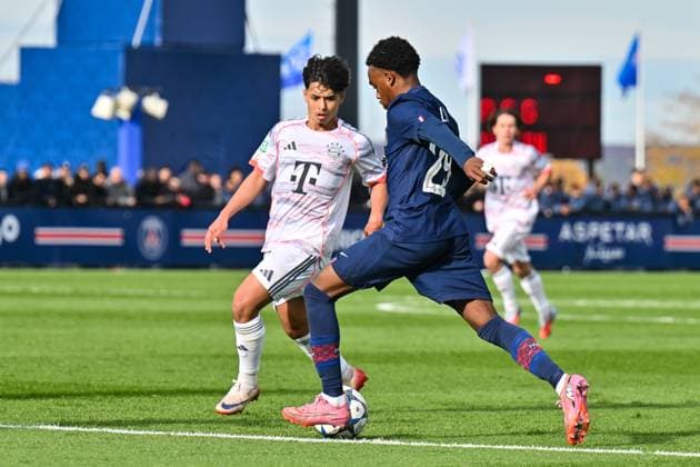 Uefa Youth League Paris Saint Germain U19 FC Bayern Munich U19 04 11 2025 PARIS, FRANCE 4 NOVEMBER in the duel Maycon CARDOZO FC Bayern Munich 7 and Elijah LY PSG U19 29 during the league match between Paris Saint Germain U19 and FC Bayern Munich U19 on matchday 4 of the UEFA Youth League at PSG Campus on 04 11 2025 Copyright: xBEAUTIFULxSPORTS Goldbergx