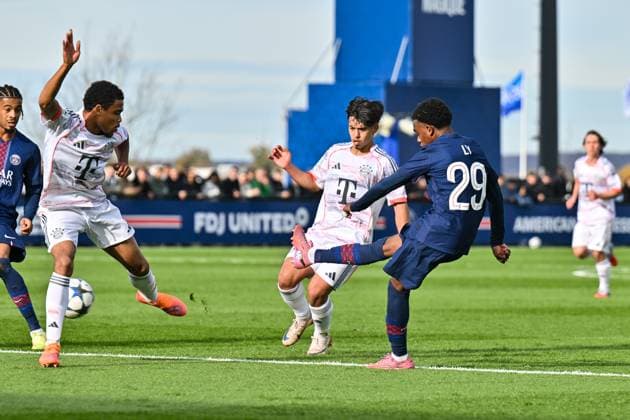 Uefa Youth League Paris Saint Germain U19 FC Bayern Munich U19 04 11 2025 PARIS, FRANCE 4 NOVEMBER in the duel Maycon CARDOZO FC Bayern Munich 7 and Elijah LY PSG U19 29 during the league match between Paris Saint Germain U19 and FC Bayern Munich U19 on matchday 4 of the UEFA Youth League at PSG Campus on 04 11 2025 Chivano WIJKS FCB Bayern Munich U19 2 Copyright: xBEAUTIFULxSPORTS Goldbergx