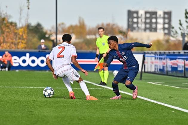 Uefa Youth League Paris Saint Germain U19 FC Bayern Munich U19 04 11 2025 PARIS, FRANCE 4 NOVEMBER in the duel Chivano WIJKS FCB Bayern Munich U19 2 and Elijah LY PSG U19 29 during the league match between Paris Saint Germain U19 and FC Bayern Munich U19 on matchday 4 of the UEFA Youth League at PSG Campus on 04 11 2025 Copyright: xBEAUTIFULxSPORTS Goldbergx