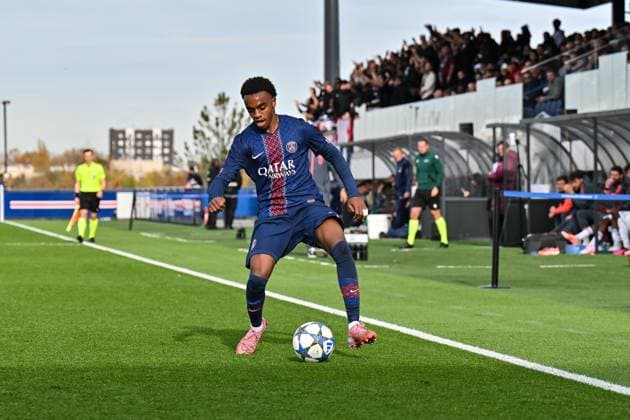Uefa Youth League Paris Saint Germain U19 FC Bayern Munich U19 04 11 2025 PARIS, FRANCE 4 NOVEMBER on the ball Elijah LY PSG U19 29 during the league match between Paris Saint Germain U19 and FC Bayern Munich U19 on UEFA Youth League matchday 4 at PSG Campus on 04 11 2025 Copyright: xBEAUTIFULxSPORTS Goldbergx