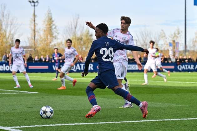 Uefa Youth League Paris Saint Germain U19 FC Bayern Munich U19 04 11 2025 PARIS, FRANCE 4 NOVEMBER in the duel Raphael PAVLIC FC Bayern Munich U19 5 and Elijah LY PSG U19 29 during the league match between Paris Saint Germain U19 and FC Bayern Munich U19 on matchday 4 of the UEFA Youth League at PSG Campus on 04 11 2025 Copyright: xBEAUTIFULxSPORTS Goldbergx