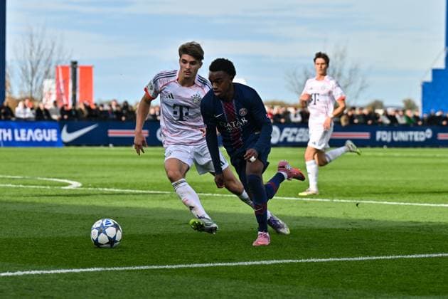 Uefa Youth League Paris Saint Germain U19 FC Bayern Munich U19 04 11 2025 PARIS, FRANCE 4 NOVEMBER in the duel Raphael PAVLIC FC Bayern Munich U19 5 and Elijah LY PSG U19 29 during the league match between Paris Saint Germain U19 and FC Bayern Munich U19 on matchday 4 of the UEFA Youth League at PSG Campus on 04 11 2025 Copyright: xBEAUTIFULxSPORTS Goldbergx
