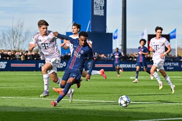 Uefa Youth League Paris Saint Germain U19 FC Bayern Munich U19 04 11 2025 PARIS, FRANCE 4 NOVEMBER in the duel Raphael PAVLIC FC Bayern Munich U19 5 and Elijah LY PSG U19 29 during the league match between Paris Saint Germain U19 and FC Bayern Munich U19 on matchday 4 of the UEFA Youth League at PSG Campus on 04 11 2025 Copyright: xBEAUTIFULxSPORTS Goldbergx