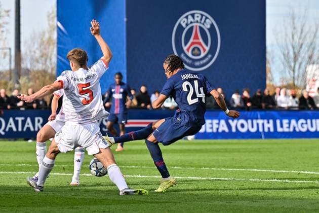 Uefa Youth League Paris Saint Germain U19 FC Bayern Munich U19 04 11 2025 PARIS, FRANCE 4 NOVEMBER Raphael PAVLIC FC Bayern Munich U19 5 blocks Mathis JANGEAL PSG U19 24s shot during the league match between Paris Saint Germain U19 and FC Bayern Munich U19 on UEFA Youth League matchday 4 at PSG Campus on 04 11 2025 Copyright: xBEAUTIFULxSPORTS Goldbergx