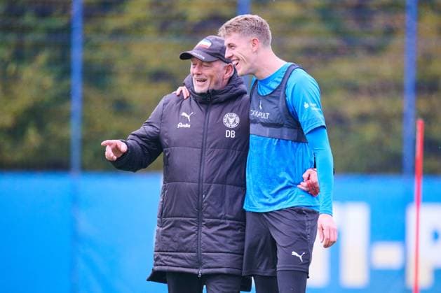 04 11 2025, Football, Men, 2 BL, Season 2025 2026, Training Holstein Kiel Alexander Bernhardsson right with Co-Trainer Dirk Bremser left Kiel, Projensdorf Projensdorf, Training ground, Rase Schleswig Holstein Germany