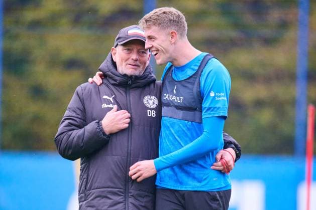 04 11 2025, Football, Men, 2 BL, Season 2025 2026, Training Holstein Kiel Alexander Bernhardsson right with Co-Trainer Dirk Bremser left Kiel, Projensdorf Projensdorf, Training ground, Rase Schleswig Holstein Germany