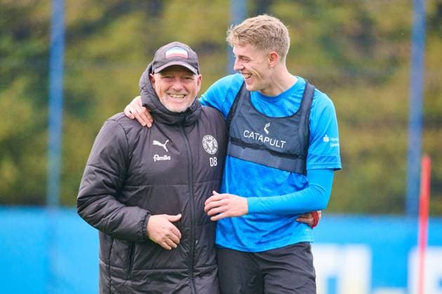 04 11 2025, Football, Men, 2 BL, Season 2025 2026, Training Holstein Kiel Alexander Bernhardsson right with Co-Trainer Dirk Bremser left Kiel, Projensdorf Projensdorf, Training ground, Rase Schleswig Holstein Germany