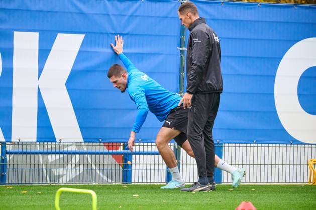 04 11 2025, Football, Men, 2 BL, Season 2025 2026, Training Holstein Kiel Mladen Cvjetinovic in build-up training with athletics trainer Timm Sörensen Kiel, Projensdorf Projensdorf, Training ground, Rase Schleswig Holstein Germany