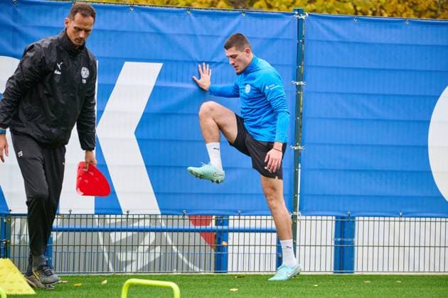 04 11 2025, Football, Men, 2 BL, Season 2025 2026, Training Holstein Kiel Mladen Cvjetinovic in build-up training with athletics trainer Timm Sörensen Kiel, Projensdorf Projensdorf, Training ground, Rase Schleswig Holstein Germany