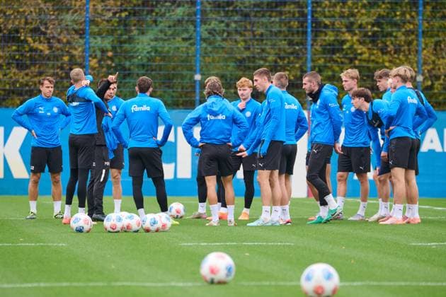 04 11 2025, Football, Men, 2 BL, Season 2025 2026, Training Holstein Kiel Team meeting on the pitch with coach Marcel Rapp Kiel, Projensdorf Projensdorf, Training pitch, Rase Schleswig Holstein Germany