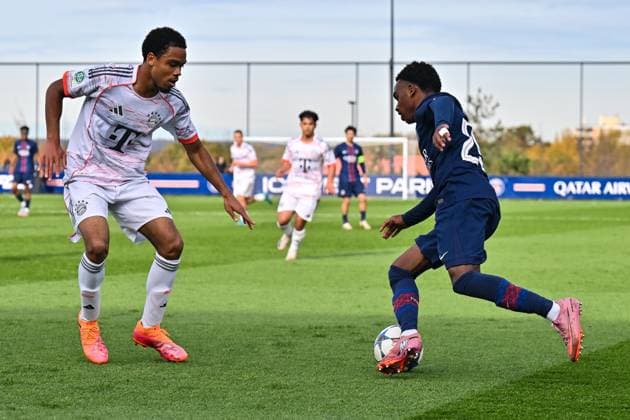 Uefa Youth League Paris Saint Germain U19 FC Bayern Munich U19 04 11 2025 PARIS, FRANCE 4 NOVEMBER in the duel Chivano WIJKS FCB Bayern Munich U19 2 and Elijah LY PSG U19 29 during the league match between Paris Saint Germain U19 and FC Bayern Munich U19 on matchday 4 of the UEFA Youth League at PSG Campus on 04 11 2025 Copyright: xBEAUTIFULxSPORTS Goldbergx