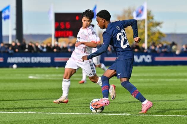 Uefa Youth League Paris Saint Germain U19 FC Bayern Munich U19 04 11 2025 PARIS, FRANCE 4 NOVEMBER on the ball Elijah LY PSG U19 29 during the league match between Paris Saint Germain U19 and FC Bayern Munich U19 on UEFA Youth League matchday 4 at PSG Campus on 04 11 2025 Copyright: xBEAUTIFULxSPORTS Goldbergx
