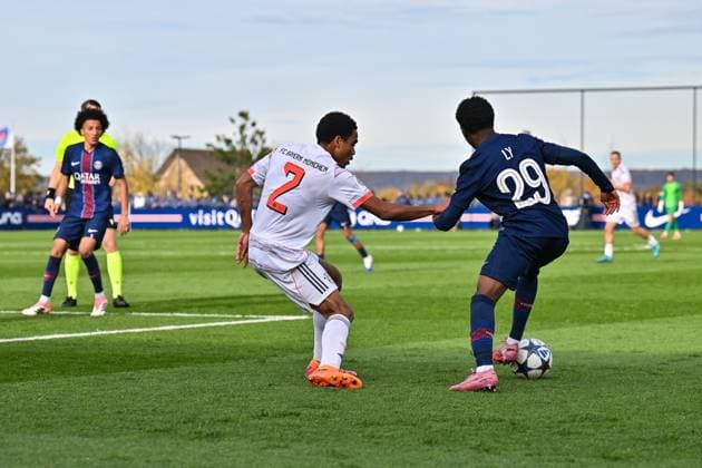 Uefa Youth League Paris Saint Germain U19 FC Bayern Munich U19 04 11 2025 PARIS, FRANCE 4 NOVEMBER in the duel Chivano WIJKS FCB Bayern Munich U19 2 and Elijah LY PSG U19 29 during the league match between Paris Saint Germain U19 and FC Bayern Munich U19 on matchday 4 of the UEFA Youth League at PSG Campus on 04 11 2025 Copyright: xBEAUTIFULxSPORTS Goldbergx