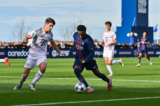 Uefa Youth League Paris Saint Germain U19 FC Bayern Munich U19 04 11 2025 PARIS, FRANCE 4 NOVEMBER in the duel Raphael PAVLIC FC Bayern Munich U19 5 and Elijah LY PSG U19 29 during the league match between Paris Saint Germain U19 and FC Bayern Munich U19 on matchday 4 of the UEFA Youth League at PSG Campus on 04 11 2025 Copyright: xBEAUTIFULxSPORTS Goldbergx