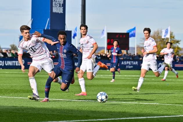 Uefa Youth League Paris Saint Germain U19 FC Bayern Munich U19 04 11 2025 PARIS, FRANCE 4 NOVEMBER in the duel Raphael PAVLIC FC Bayern Munich U19 5 and Elijah LY PSG U19 29 during the league match between Paris Saint Germain U19 and FC Bayern Munich U19 on matchday 4 of the UEFA Youth League at PSG Campus on 04 11 2025 Copyright: xBEAUTIFULxSPORTS Goldbergx