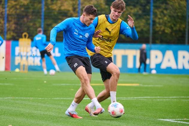 04 11 2025, Football, Men, 2 BL, Season 2025 2026, Training Holstein Kiel Adrian Kapralik vs Frederik Roslyng Kiel, Projensdorf Projensdorf, Training ground, Rase Schleswig Holstein Germany