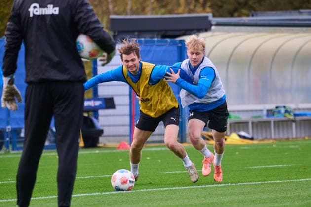 04 11 2025, Football, Men, 2 BL, Season 2025 2026, Training Holstein Kiel Magnus Knudsen on the ball against Luca Prasse Kiel, Projensdorf Projensdorf, Training ground, Rase Schleswig Holstein Germany