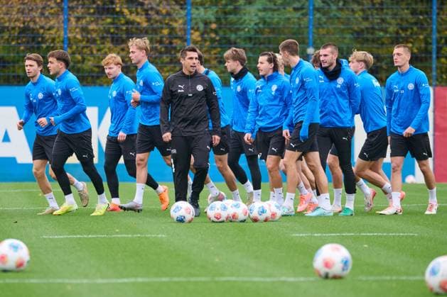 04 11 2025, Football, Men, 2 BL, Season 2025 2026, Training Holstein Kiel Coach Marcel Rapp in front of the running team Kiel, Projensdorf Projensdorf, Training ground, Rase Schleswig Holstein Germany