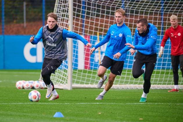 04 11 2025, Football, Men, 2 BL, Season 2025 2026, Training Holstein Kiel Jonas Therkelsen on the ball against Kasper Davidsen and David Zec re Kiel, Projensdorf Projensdorf, Training ground, Rase Schleswig Holstein Germany