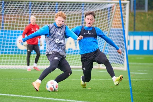 04 11 2025, Football, Men, 2 BL, Season 2025 2026, Training Holstein Kiel Robert Wagner on the ball against Leon Parduzi Kiel, Projensdorf Projensdorf, Training ground, Rase Schleswig Holstein Germany