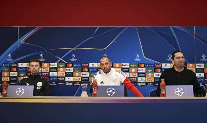 Ahead of UEFA Champions League: Ajax v Galatasaray AMSTERDAM, NETHERLANDS - NOVEMBER 4: Ajax head coach John Heitinga (C) and midfielder Youri Regeer (L) hold a press conference, PK, Pressekonferenz at Johan Cruijff Arena ahead of their UEFA Champions League week 4 match against Galatasaray, in Amsterdam, Netherlands, on November 4, 2025. Halil Sagirkaya Anadolu Amsterdam Netherlands. Editorial use only. Please get in touch for any other usage.  Copyright: x2025xAnadoluxHalilxSagirkayax
