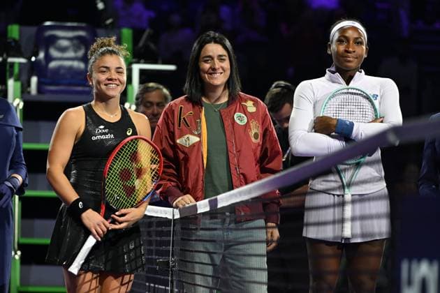 WTA, Tennis Damen Finals 2025 in Riyadh - Day Four RIYADH, SAUDI ARABIA - NOVEMBER 4: Coco Gauff of the United States plays against Jasmine Paolini of Italy during their second group-stage match on Day 4 of the 2025 WTA Finals, part of the Hologic WTA Tour, at King Saud University Indoor Arena in Riyadh, Saudi Arabia, on November 4, 2025. Artur Widak Anadolu Riyadh Saudi Arabia. Editorial use only. Please get in touch for any other usage.  Copyright: x2025xAnadoluxArturxWidakx