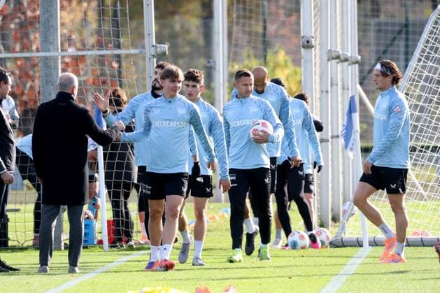 2 FBL, Hertha BSC Training, 04 11 2025, Hertha BSC Training, Sportforum, in the picture Hertha players circle, Kennet Eichhorn Hertha BSC Berlin 23 , Fabian Reese Hertha BSC Berlin 11 Dr Peter Goerlich Managing Director nordphotoxGmbHx xEngler nph00076