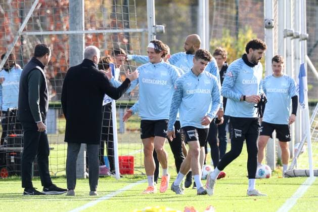 2 FBL, Hertha BSC Training, 04 11 2025, Hertha BSC Training, Sportforum, in the picture Hertha player circle, Kennet Eichhorn Hertha BSC Berlin 23 , Fabian Reese Hertha BSC Berlin 11 Dr Peter Goerlich Management, Agustn Rogel Hertha BSC Berlin 3 , John Anthony Brooks Hertha BSC Berlin 25 nordphotoxGmbHx xEngler nph00076