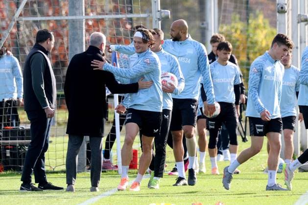 2 FBL, Hertha BSC Training, 04 11 2025, Hertha BSC Training, Sportforum, in the picture Hertha player circle, Benjamin Weber Sports Director, Hertha BSC Berlin , Kennet Eichhorn Hertha BSC Berlin 23 , Fabian Reese Hertha BSC Berlin 11 Dr Peter Goerlich Managing Director, John Anthony Brooks Hertha BSC Berlin 25 nordphotoxGmbHx xEngler nph00076