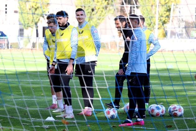 2 FBL, Hertha BSC Training, 04 11 2025, Hertha BSC Training, Sportforum, in the picture Co-Trainer Andre Mijatovic Hertha BSC Berlin , Hertha player circle nordphotoxGmbHx xEngler nph00076