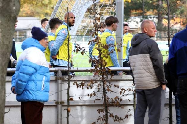 2 FBL, Hertha BSC training, 04 11 2025, Hertha BSC training, Sportforum, in the picture Hertha players circle, Hertha BSC fans nordphotoxGmbHx xEngler nph00076