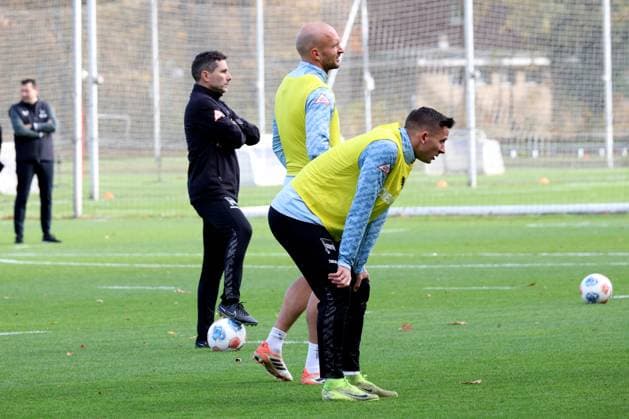 2 FBL, Hertha BSC training, 04 11 2025, Hertha BSC training, Sportforum, in the picture head coach Stefan Leitl Hertha BSC Berlin , John Anthony Brooks Hertha BSC Berlin 25 , Paul Seguin Hertha BSC Berlin 30 nordphotoxGmbHx xEngler nph00076