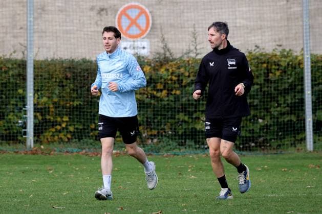 2 FBL, Hertha BSC training, 04 11 2025, Hertha BSC training, Sportforum, in the picture Leon Jensen Hertha BSC Berlin 5 , fitness trainer Hendrik Vieth Hertha BSC nordphotoxGmbHx xEngler nph00076