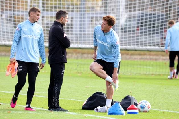2 FBL, Hertha BSC training, 04 11 2025, Hertha BSC training, Sportforum, in the picture head coach Stefan Leitl Hertha BSC Berlin , Sebastian Groenning Hertha BSC Berlin 17 , Michael Cuisance Hertha BSC Berlin 10 nordphotoxGmbHx xEngler nph00076