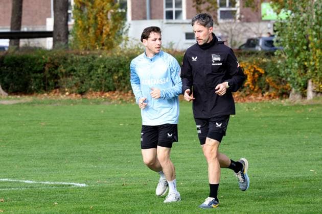 2 FBL, Hertha BSC training, 04 11 2025, Hertha BSC training, Sportforum, in the picture Leon Jensen Hertha BSC Berlin 5 , fitness trainer Hendrik Vieth Hertha BSC nordphotoxGmbHx xEngler nph00076