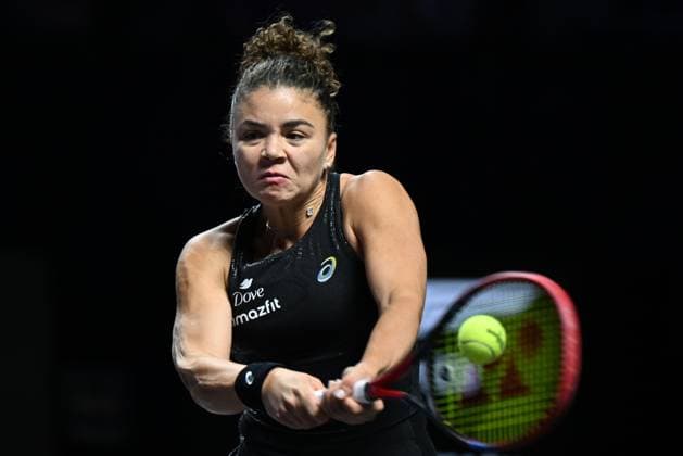 WTA, Tennis Damen Finals 2025 in Riyadh - Day Four RIYADH, SAUDI ARABIA - NOVEMBER 4: Coco Gauff (not seen) of the United States plays against Jasmine Paolini of Italy during their second group-stage match on Day 4 of the 2025 WTA Finals, part of the Hologic WTA Tour, at King Saud University Indoor Arena in Riyadh, Saudi Arabia, on November 4, 2025. Artur Widak Anadolu Riyadh Saudi Arabia. Editorial use only. Please get in touch for any other usage.  Copyright: x2025xAnadoluxArturxWidakx